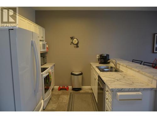 650 Harrington Road Unit# 6, Kamloops, BC - Indoor Photo Showing Kitchen With Double Sink