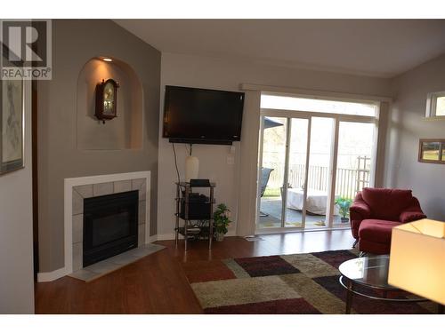 650 Harrington Road Unit# 6, Kamloops, BC - Indoor Photo Showing Living Room With Fireplace