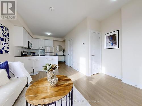 39 - 717 Lawrence Avenue W, Toronto, ON - Indoor Photo Showing Living Room