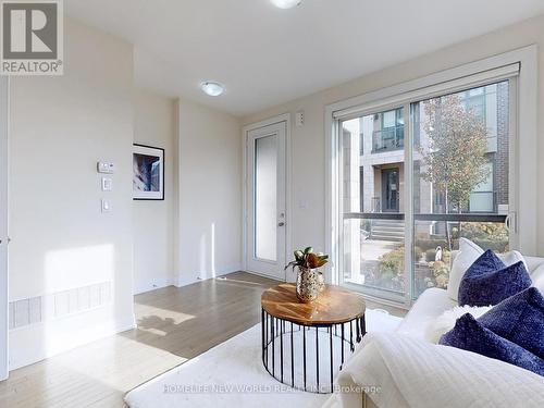 39 - 717 Lawrence Avenue W, Toronto, ON - Indoor Photo Showing Living Room