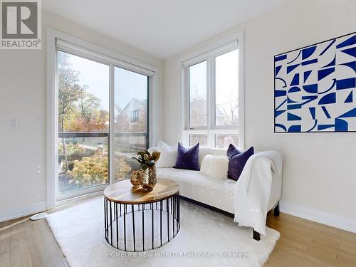 39 - 717 Lawrence Avenue W, Toronto, ON - Indoor Photo Showing Living Room