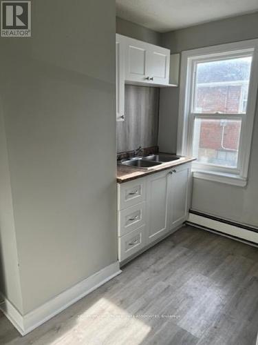 180 Pine Street S, Thorold, ON - Indoor Photo Showing Kitchen With Double Sink