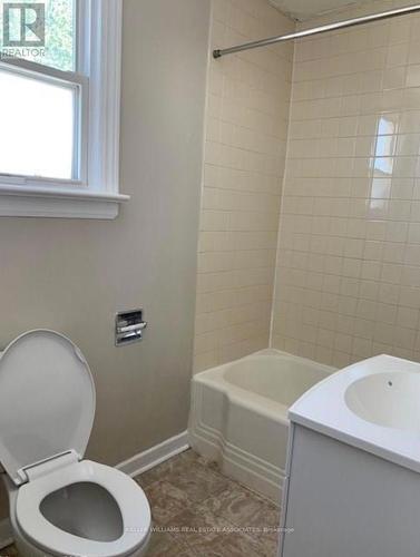 180 Pine Street S, Thorold, ON - Indoor Photo Showing Bathroom