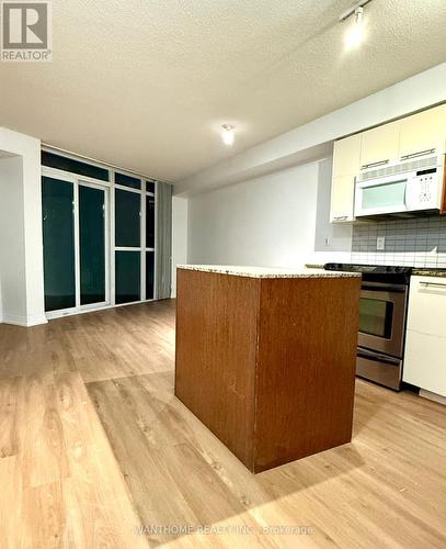 322 - 25 Carlton Street W, Toronto, ON - Indoor Photo Showing Kitchen