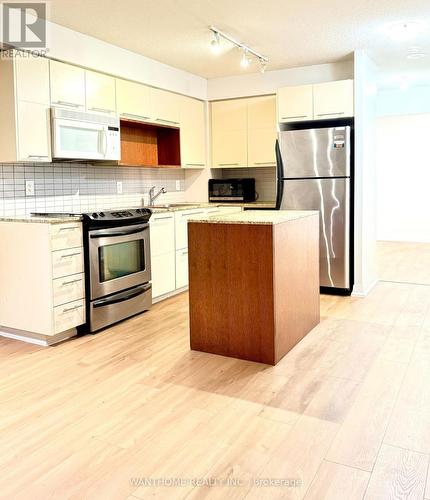 322 - 25 Carlton Street W, Toronto, ON - Indoor Photo Showing Kitchen