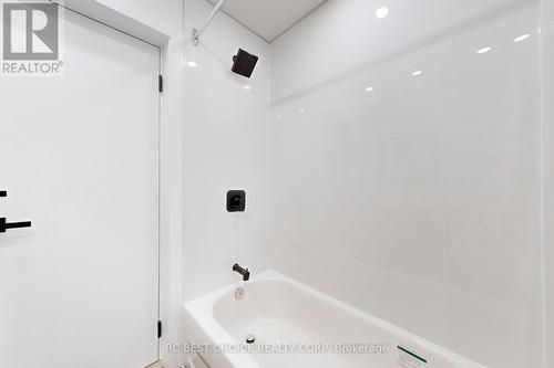 260 Dewhurst Boulevard N, Toronto, ON - Indoor Photo Showing Bathroom