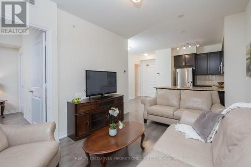 614 - 9255 Jane Street, Vaughan, ON - Indoor Photo Showing Living Room