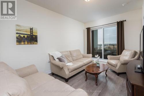 614 - 9255 Jane Street, Vaughan, ON - Indoor Photo Showing Living Room