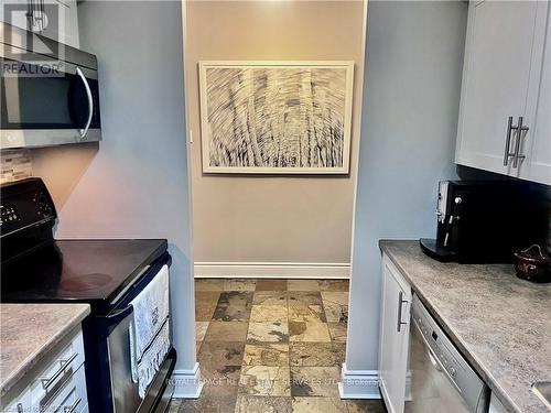 101 - 185 Robinson Street, Oakville, ON - Indoor Photo Showing Kitchen