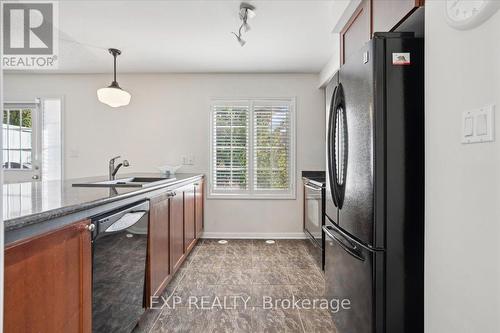 949 Hasselfeldt Heights, Milton, ON - Indoor Photo Showing Kitchen