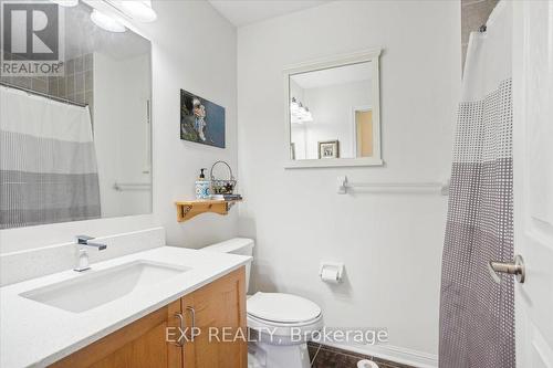 949 Hasselfeldt Heights, Milton, ON - Indoor Photo Showing Bathroom