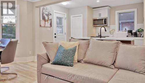 Upper - 5 Sunning Hill Avenue, Hamilton, ON - Indoor Photo Showing Living Room