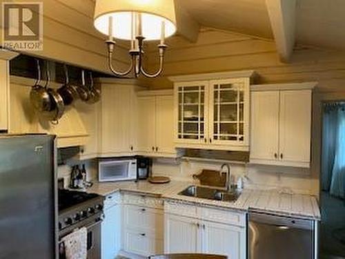 9157 County Road 22, Erin, ON - Indoor Photo Showing Kitchen With Double Sink