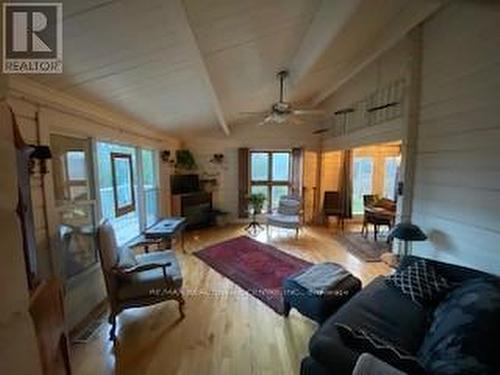 9157 County Road 22, Erin, ON - Indoor Photo Showing Living Room