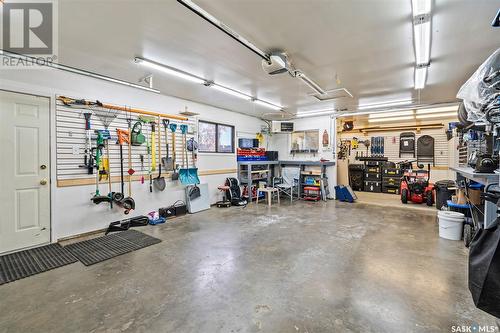 138 Devonshire Crescent, Saskatoon, SK - Indoor Photo Showing Garage