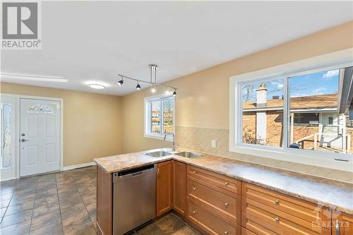 2543 Kaladar Avenue, Ottawa, ON - Indoor Photo Showing Kitchen