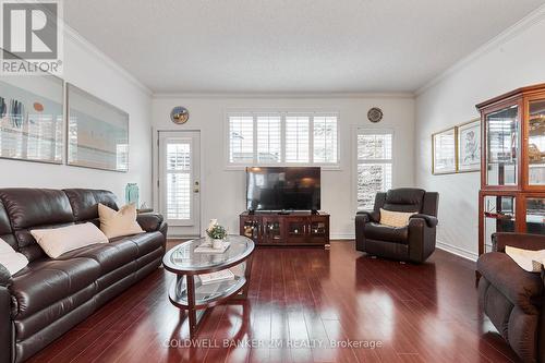 17 Garden Manor Place, Clarington (Newcastle), ON - Indoor Photo Showing Living Room