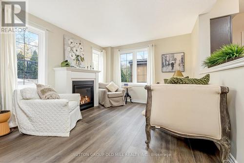 9B - 9 Guthrie Lane, Guelph/Eramosa, ON - Indoor Photo Showing Living Room With Fireplace