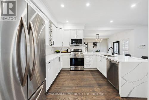 11 Mcbeth Place, Whitby (Brooklin), ON - Indoor Photo Showing Kitchen With Upgraded Kitchen