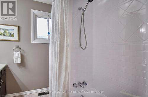 356 Fairlawn Street, Oshawa (Mclaughlin), ON - Indoor Photo Showing Bathroom