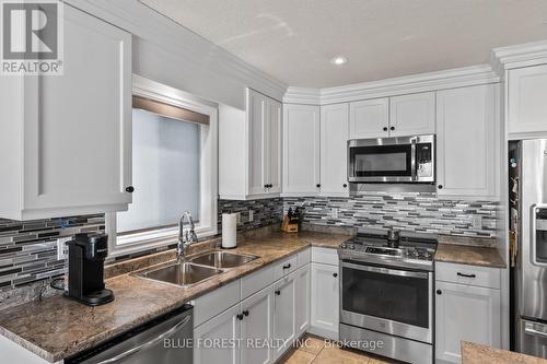 1884 Frederick Crescent, London, ON - Indoor Photo Showing Kitchen With Double Sink