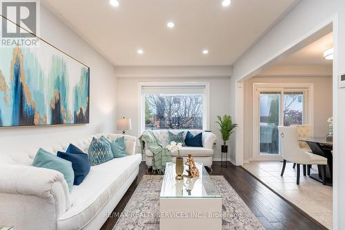 6104 Rowers Crescent, Mississauga, ON - Indoor Photo Showing Living Room