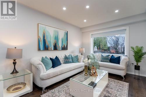 6104 Rowers Crescent, Mississauga, ON - Indoor Photo Showing Living Room