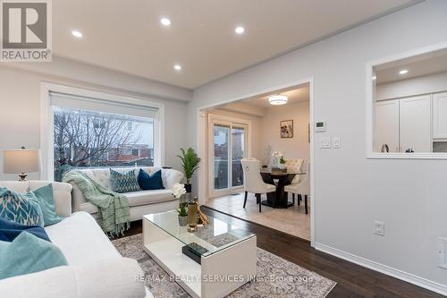 6104 Rowers Crescent, Mississauga, ON - Indoor Photo Showing Living Room