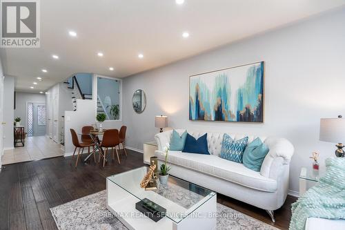 6104 Rowers Crescent, Mississauga, ON - Indoor Photo Showing Living Room