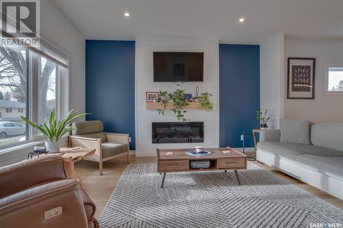 737 1St Street E, Saskatoon, SK - Indoor Photo Showing Living Room