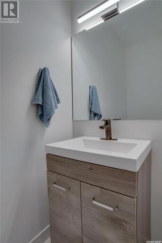 737 1St Street E, Saskatoon, SK - Indoor Photo Showing Bathroom