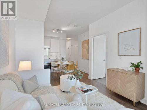 2902 - 99 Broadway Avenue, Toronto, ON - Indoor Photo Showing Living Room