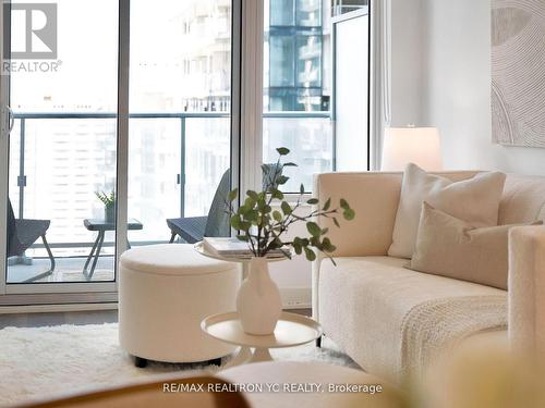 2902 - 99 Broadway Avenue, Toronto, ON - Indoor Photo Showing Living Room