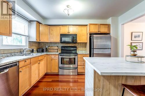 42 Lund Street, Richmond Hill, ON - Indoor Photo Showing Kitchen With Double Sink