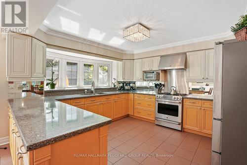 25 Grand Forest Drive, Barrie, ON - Indoor Photo Showing Kitchen