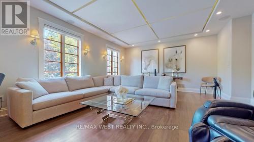 32 Daleview Court, Vaughan, ON - Indoor Photo Showing Living Room