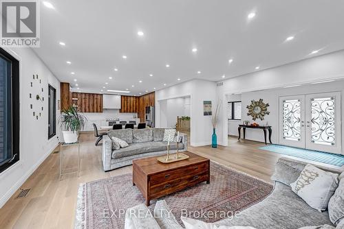 20817 Mccowan Road, East Gwillimbury, ON - Indoor Photo Showing Living Room