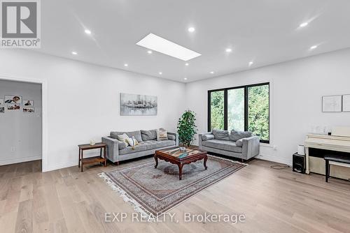 20817 Mccowan Road, East Gwillimbury, ON - Indoor Photo Showing Living Room