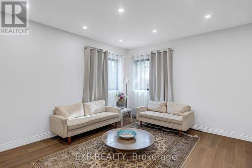 20817 Mccowan Road, East Gwillimbury, ON - Indoor Photo Showing Living Room