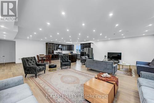 20817 Mccowan Road, East Gwillimbury, ON - Indoor Photo Showing Living Room