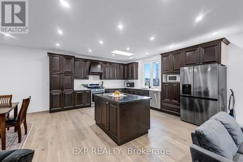 20817 Mccowan Road, East Gwillimbury, ON - Indoor Photo Showing Kitchen