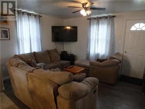 2 Mooney Street, Capreol, ON - Indoor Photo Showing Living Room