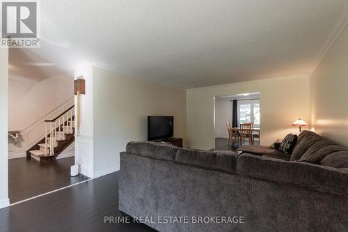 696 Barclay Place, London, ON - Indoor Photo Showing Living Room