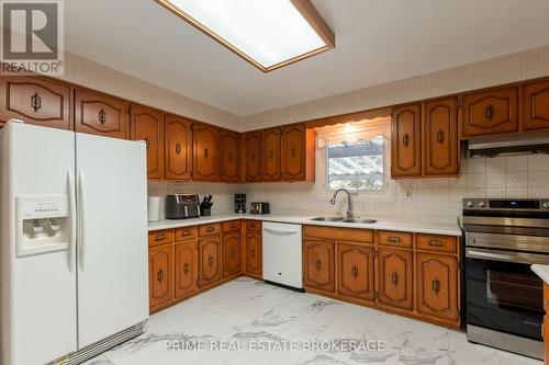 696 Barclay Place, London, ON - Indoor Photo Showing Kitchen With Double Sink