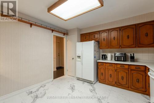 696 Barclay Place, London, ON - Indoor Photo Showing Kitchen