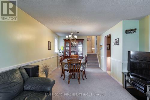 35 Parkland Crescent, Kitchener, ON - Indoor Photo Showing Living Room