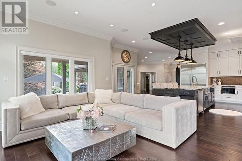 490 Allison Crescent, Tecumseh, ON - Indoor Photo Showing Living Room