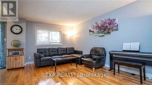 53 - 1460 Limberlost Road, London, ON - Indoor Photo Showing Living Room