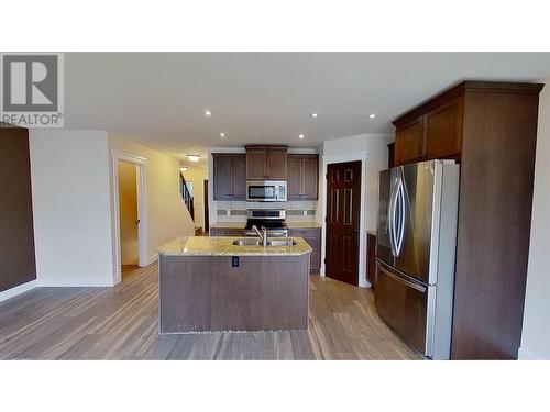 916 23A Avenue N Unit# B, Cranbrook, BC - Indoor Photo Showing Kitchen With Double Sink