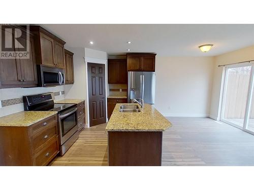 916 23A Avenue N Unit# B, Cranbrook, BC - Indoor Photo Showing Kitchen With Double Sink